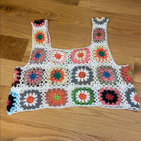 Crochet boho cropped top, measurements listed, no size tag, looks to be a S/M - Picture 4 of 6